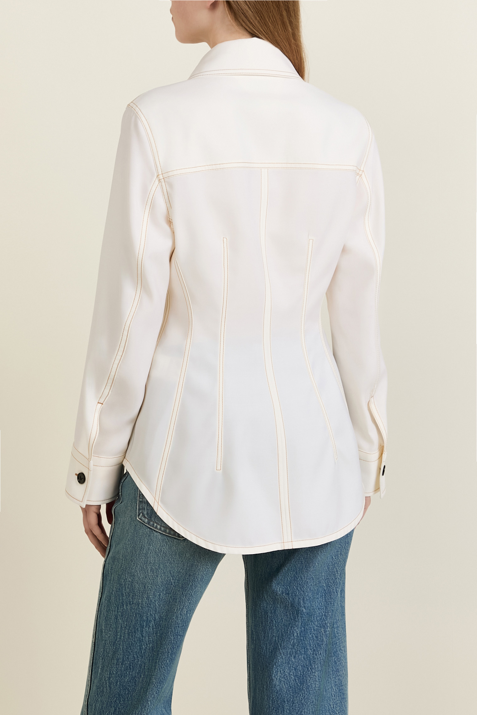 תמונת דוגמן אחורית של חולצת כפתורים