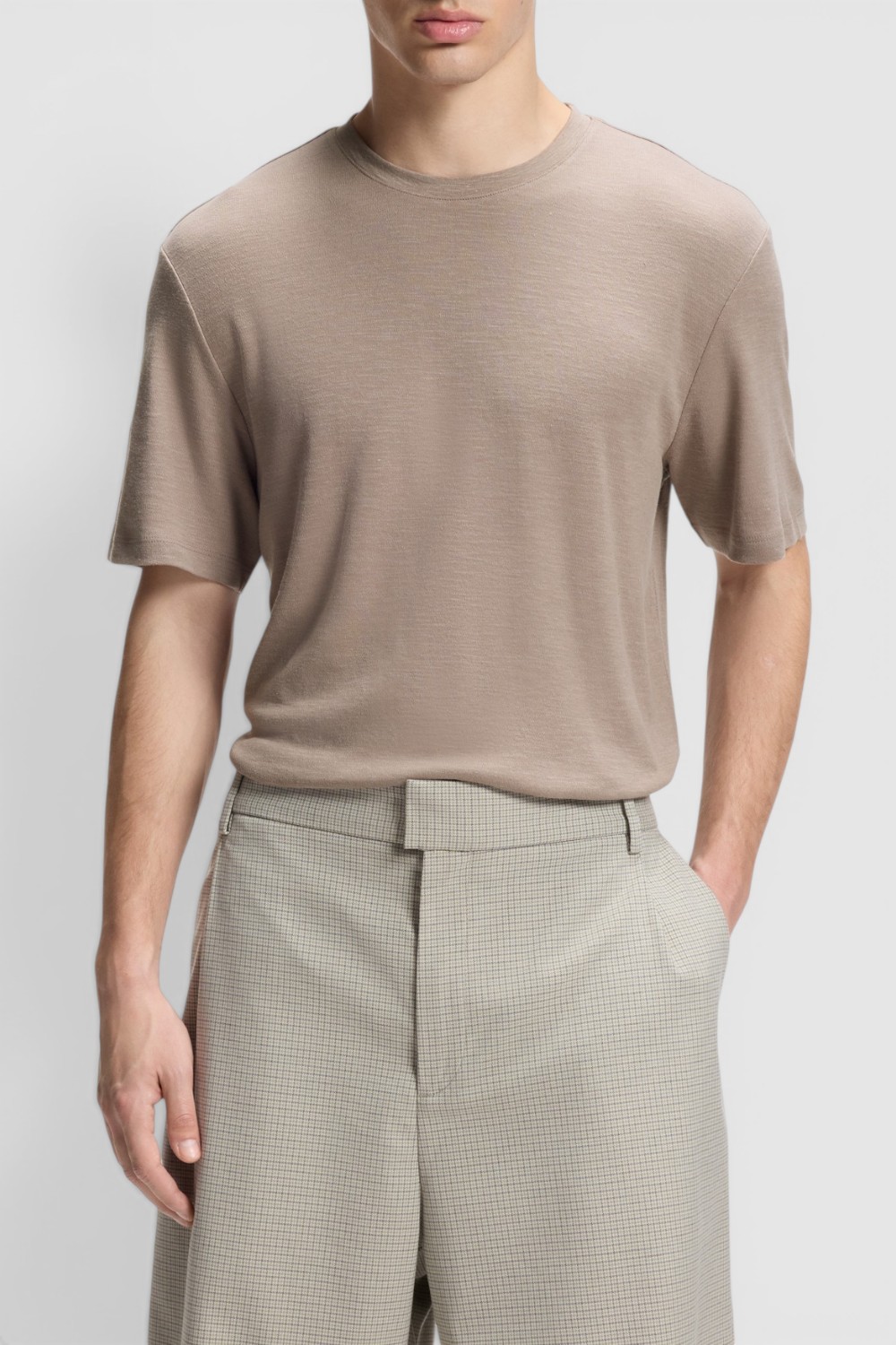 תמונת דוגמן קידמית של חולצת טי בגזרת סלים