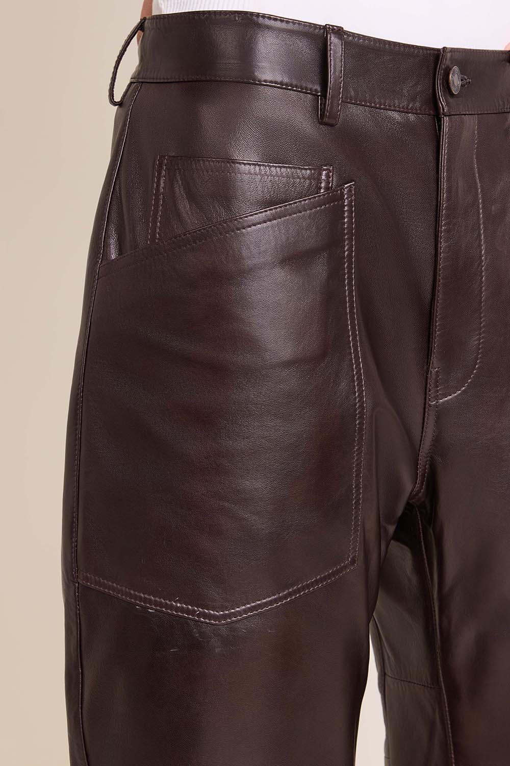 תמונת תקריב דוגמן של מכנסי עור בגזרת בלון