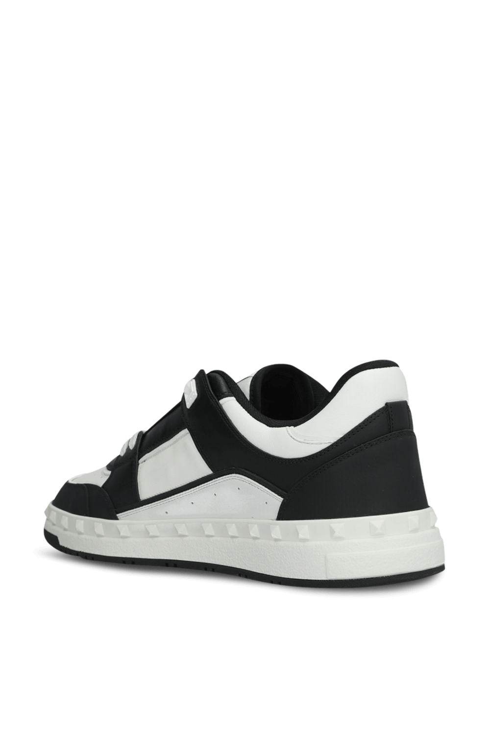 תמונה אחורית של נעלי סניקרס