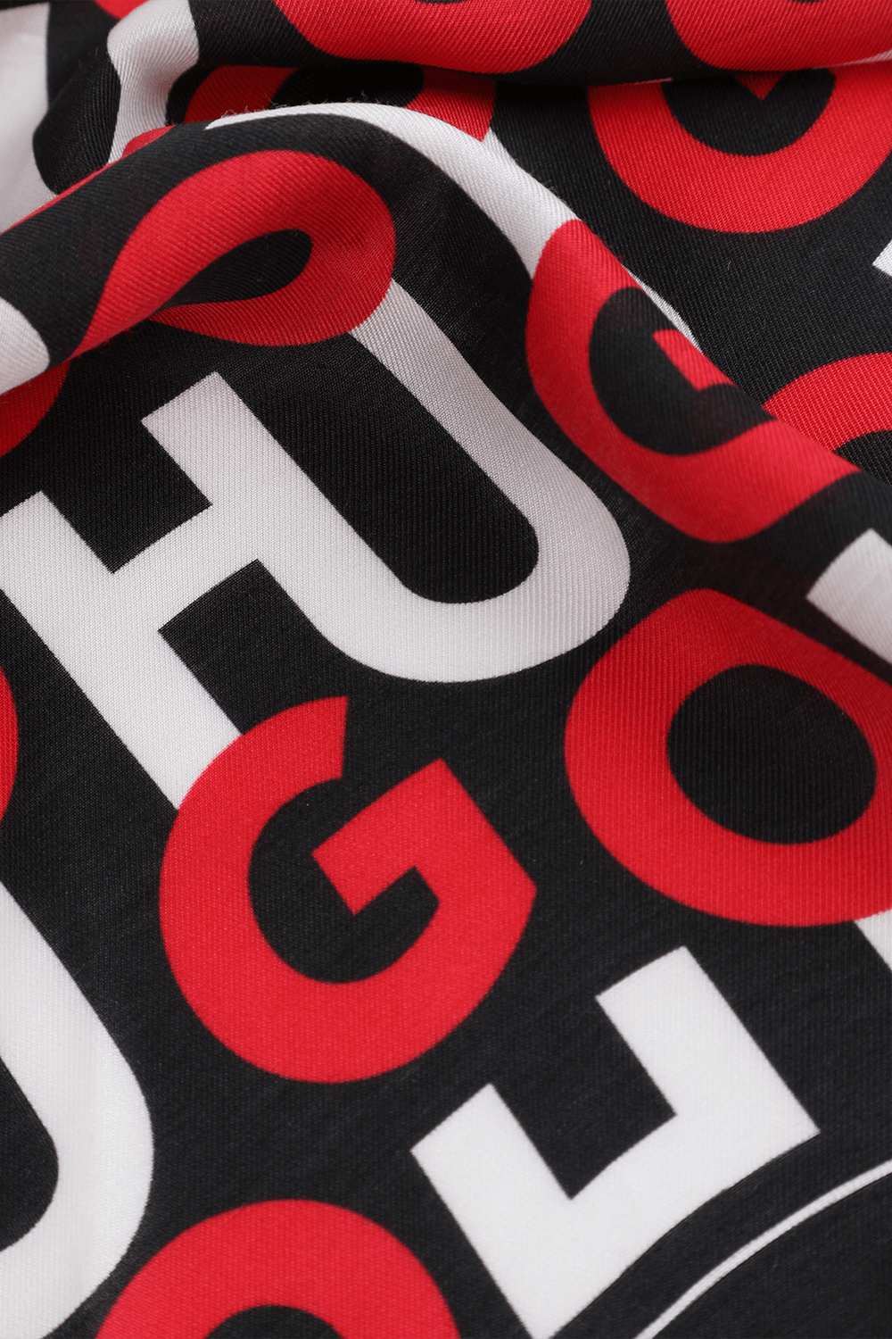 תמונת תקריב של מטפחת כיס מונוגרמית