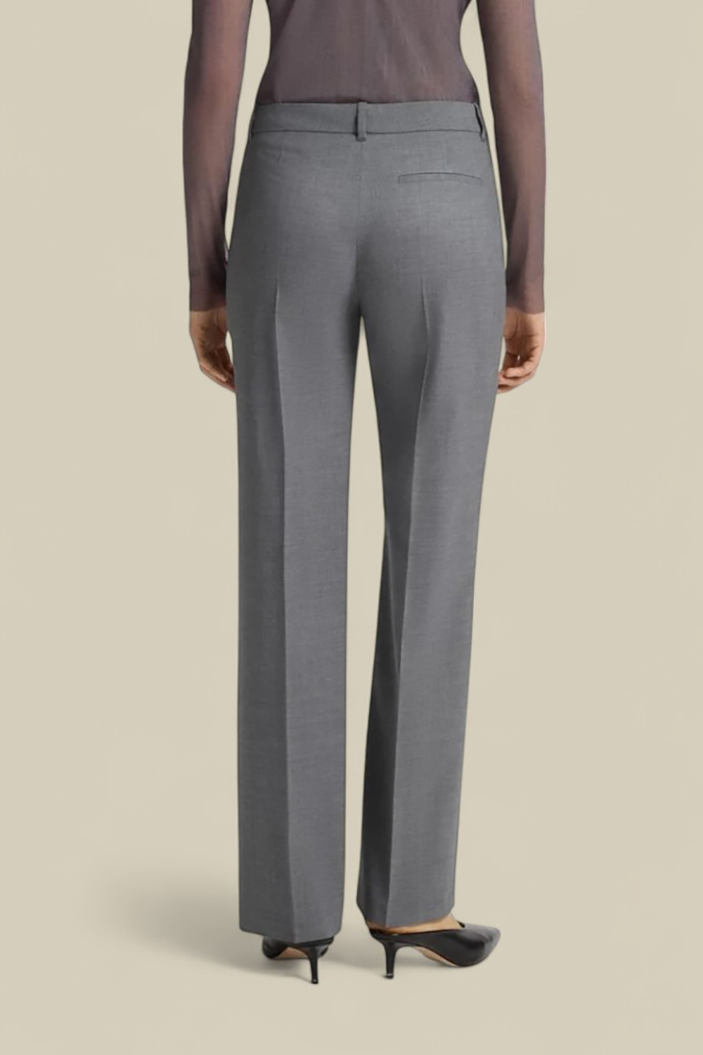 תמונת דוגמן אחורית של מכנסיים מחויטים