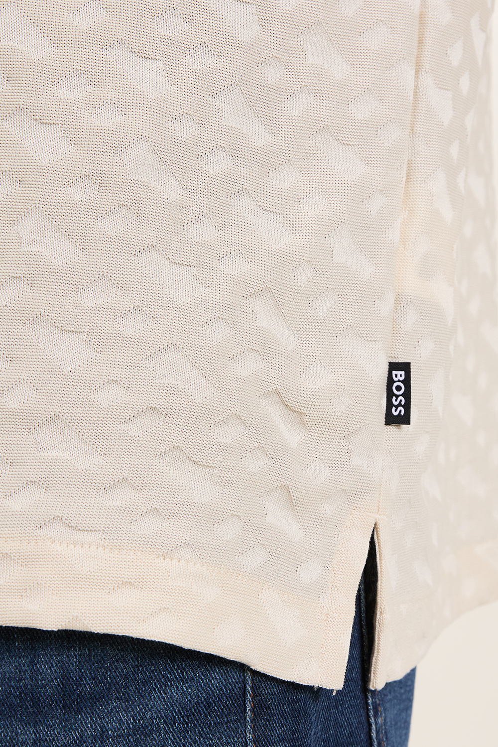 תמונת תקריב דוגמן של חולצת פולו