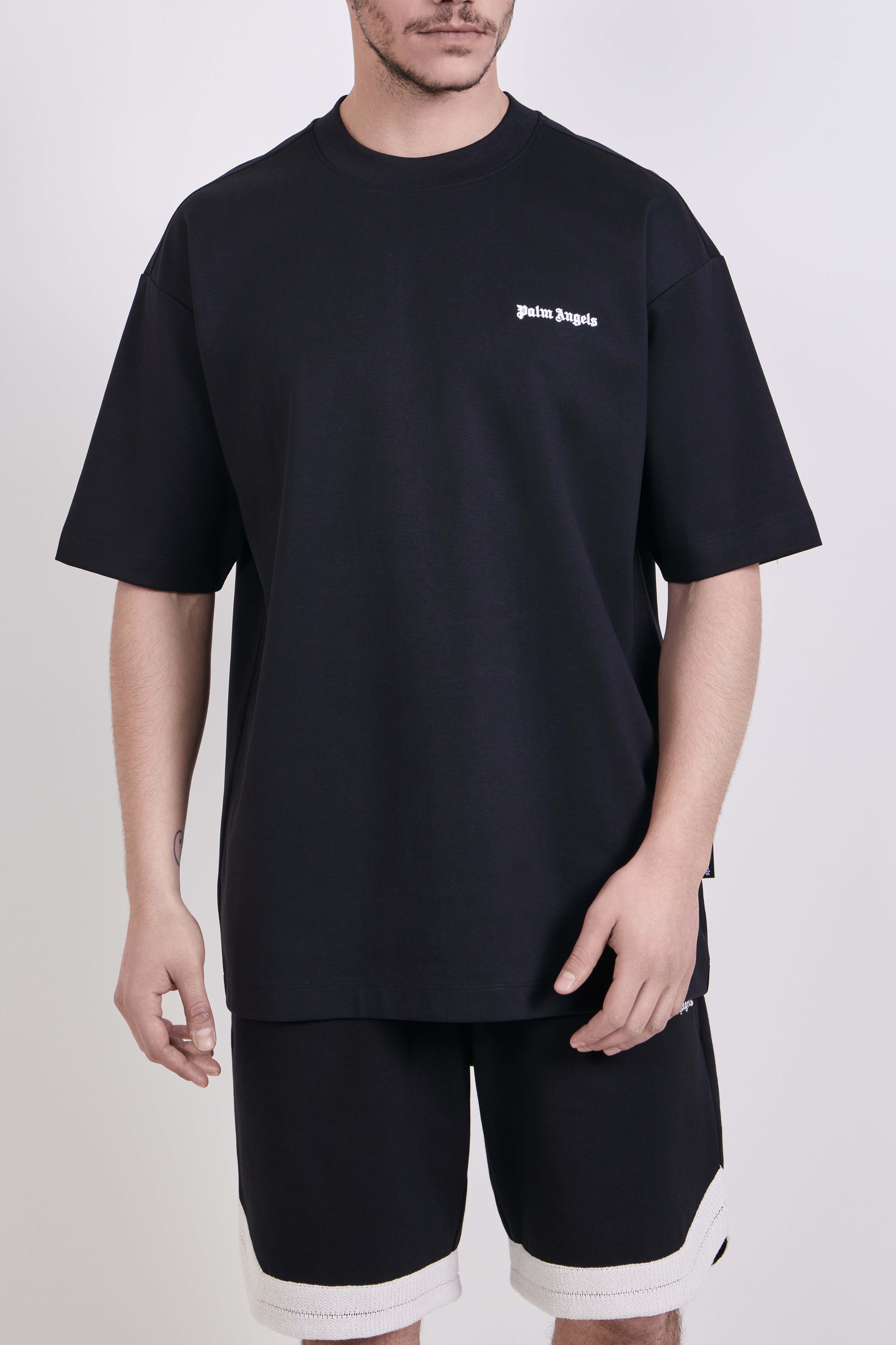 תמונת דוגמן קידמית של חולצת טי אוברסייז