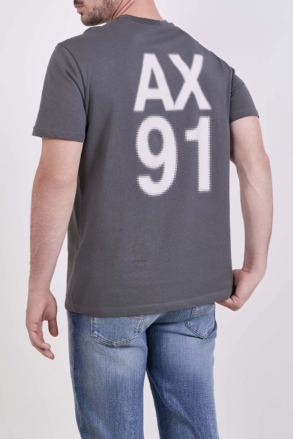 תמונת דוגמן אחורית של חולצת טי