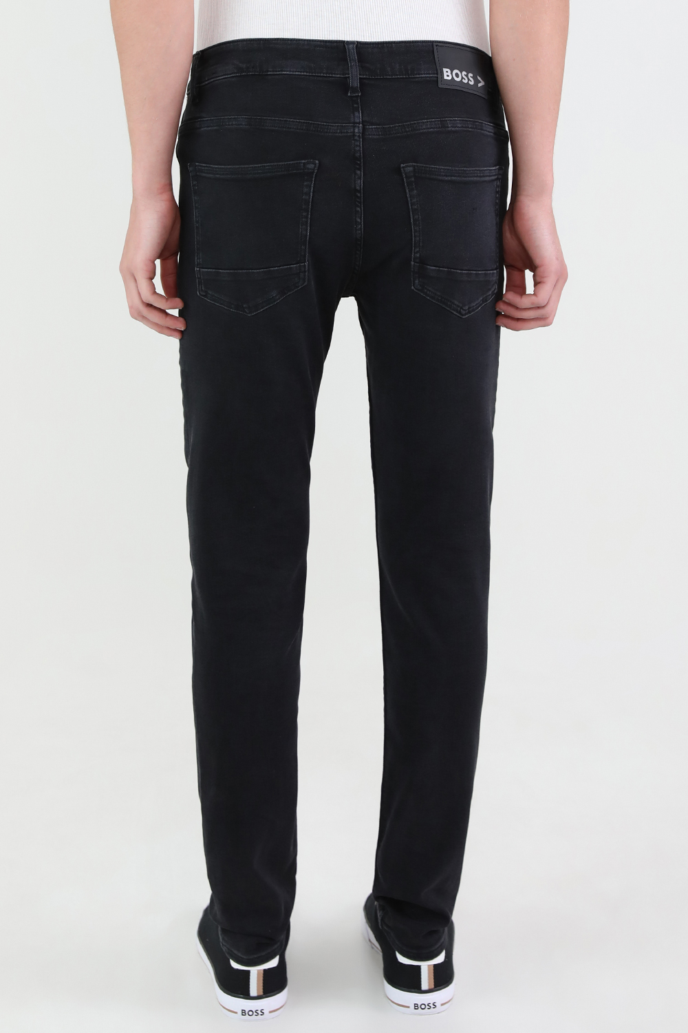 תמונת דוגמן אחורית של מכנסי סקיני ג'ינס