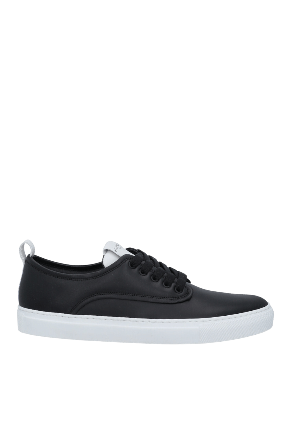 תמונה קידמית של נעלי סניקרס עור