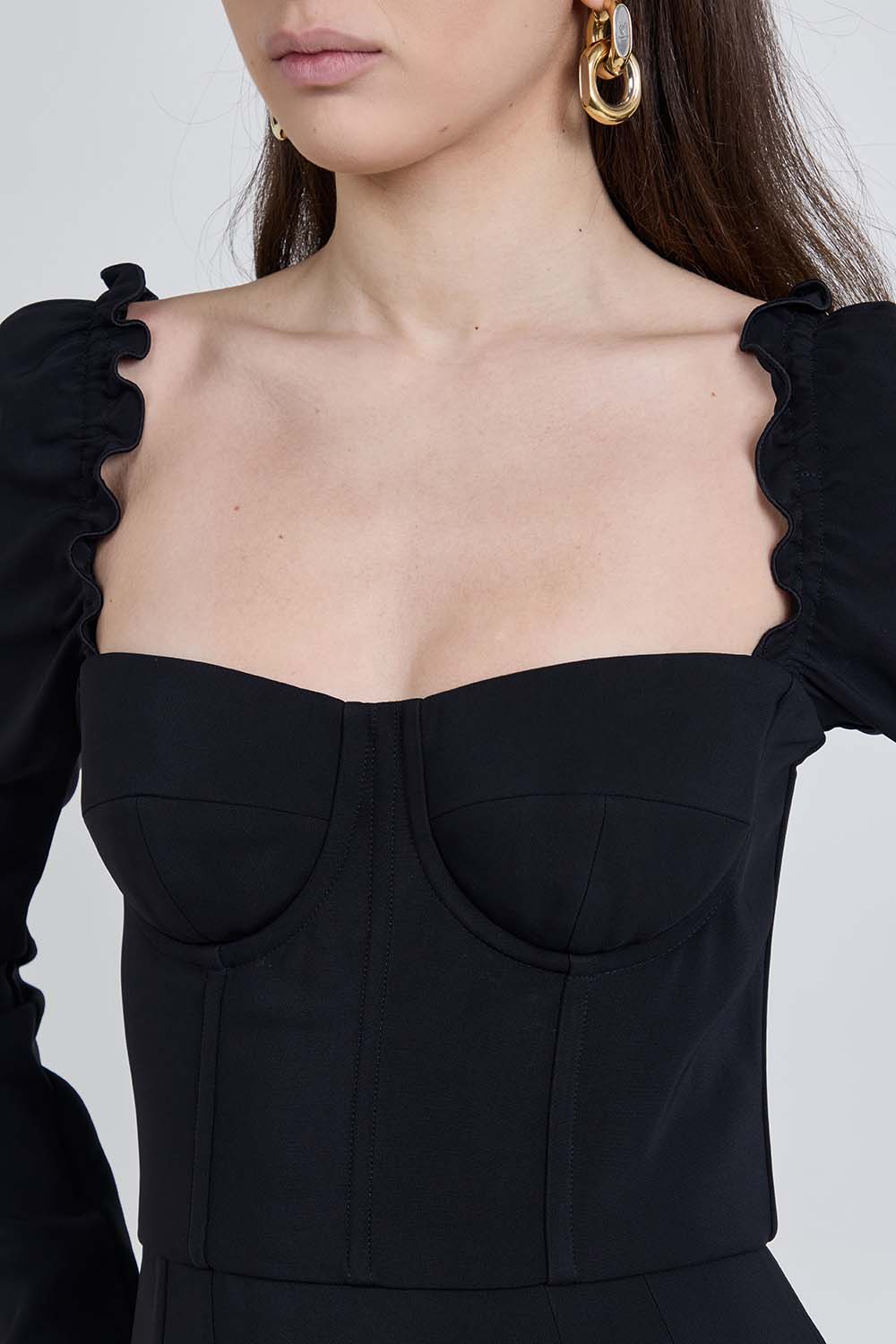 תמונת תקריב דוגמן של שמלת מיני