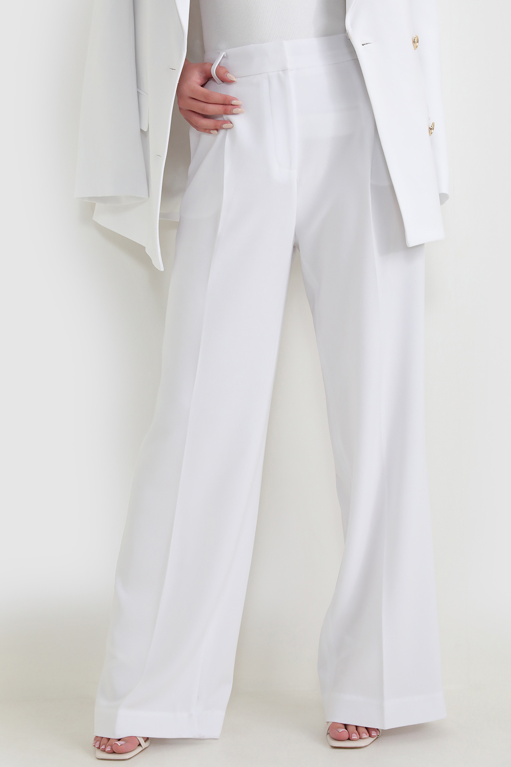 תמונת דוגמן קידמית של מכנסיים מחויטים