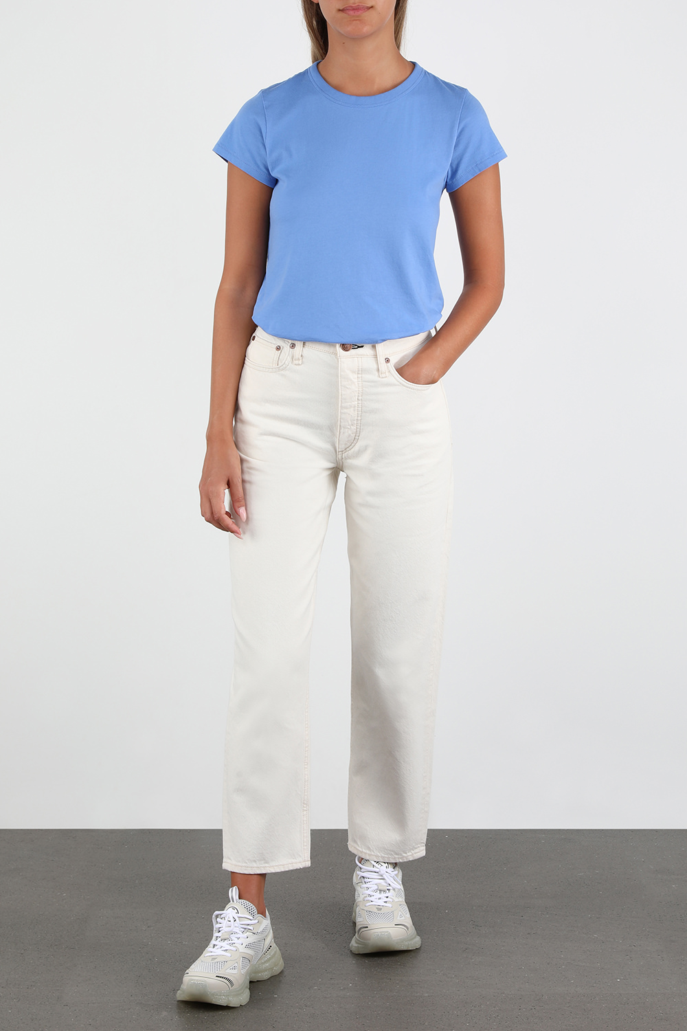 תמונת דוגמן קידמית של נעלי סניקרס מרתון עם סולייה מנצנצת