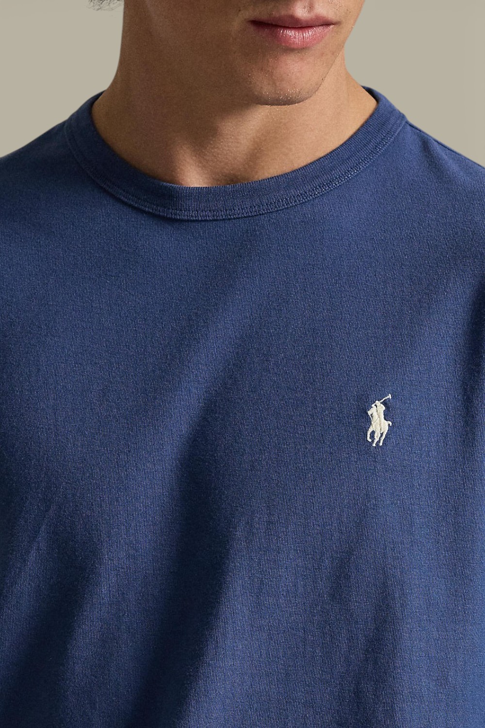 תמונת תקריב דוגמן של חולצת טי