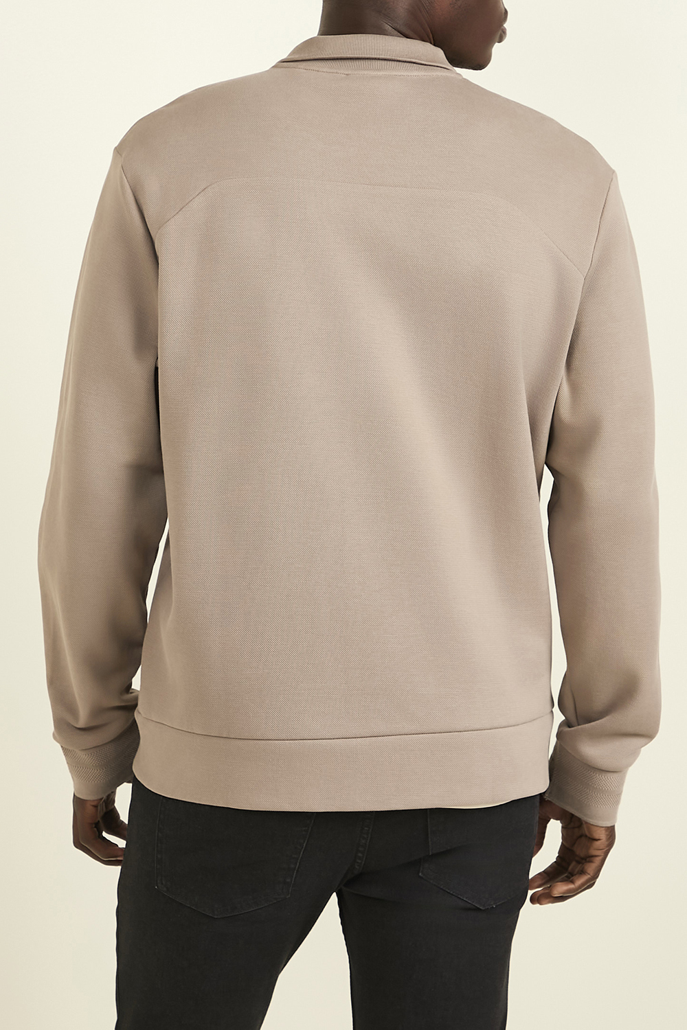 תמונת דוגמן אחורית של סווטשירט עם רוכסן