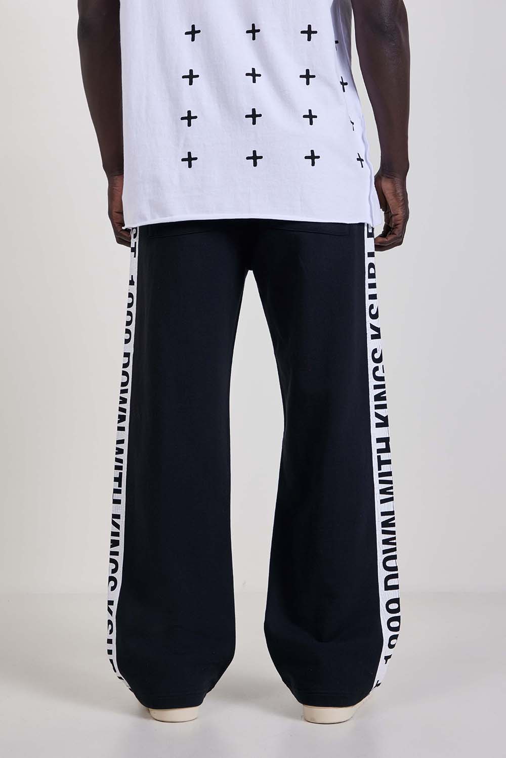 תמונת דוגמן אחורית של מכנסי ג'וגר