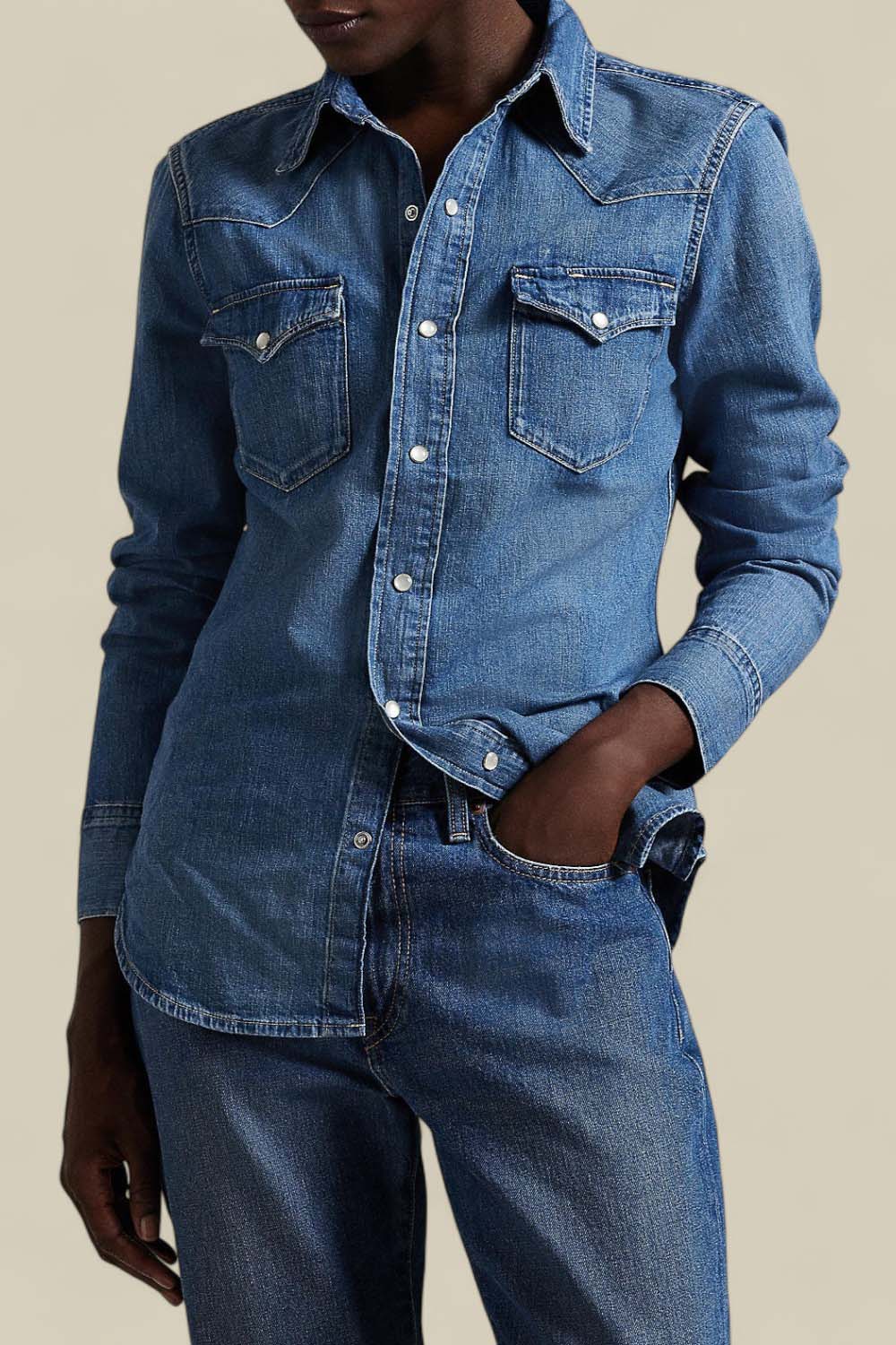 תמונת דוגמן קידמית של חולצת כפתורים ג'ינס