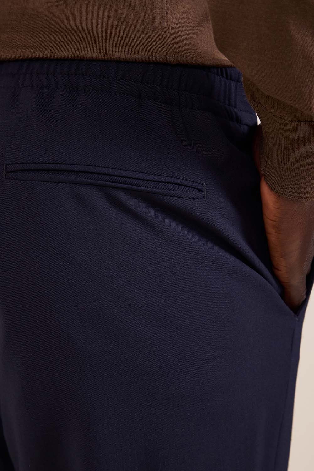 תמונת תקריב דוגמן של מכנסיים מחוייטים עם שרוך קשירה