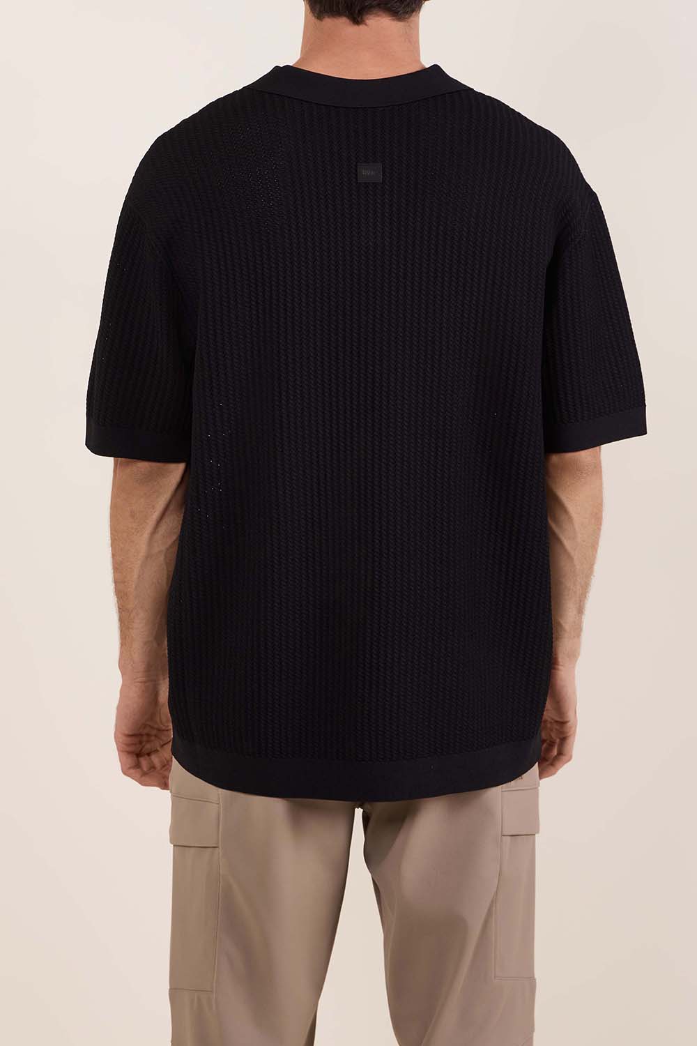 תמונת דוגמן אחורית של חולצת פולו