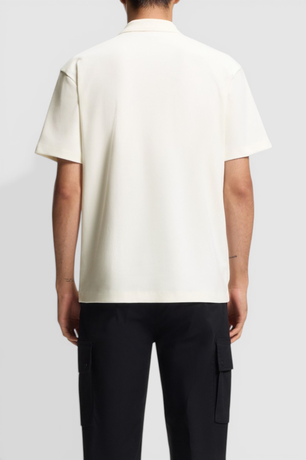 תמונת דוגמן אחורית של חולצת פולו