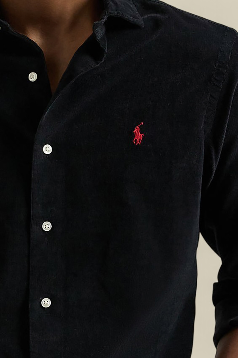 תמונת תקריב דוגמן של חולצה מכופתרת