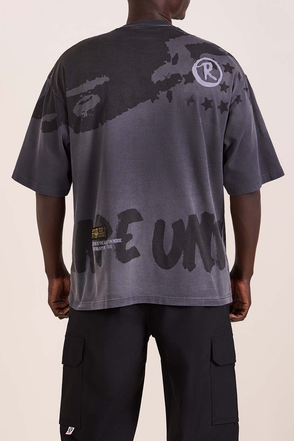 תמונת דוגמן אחורית של חולצת טי