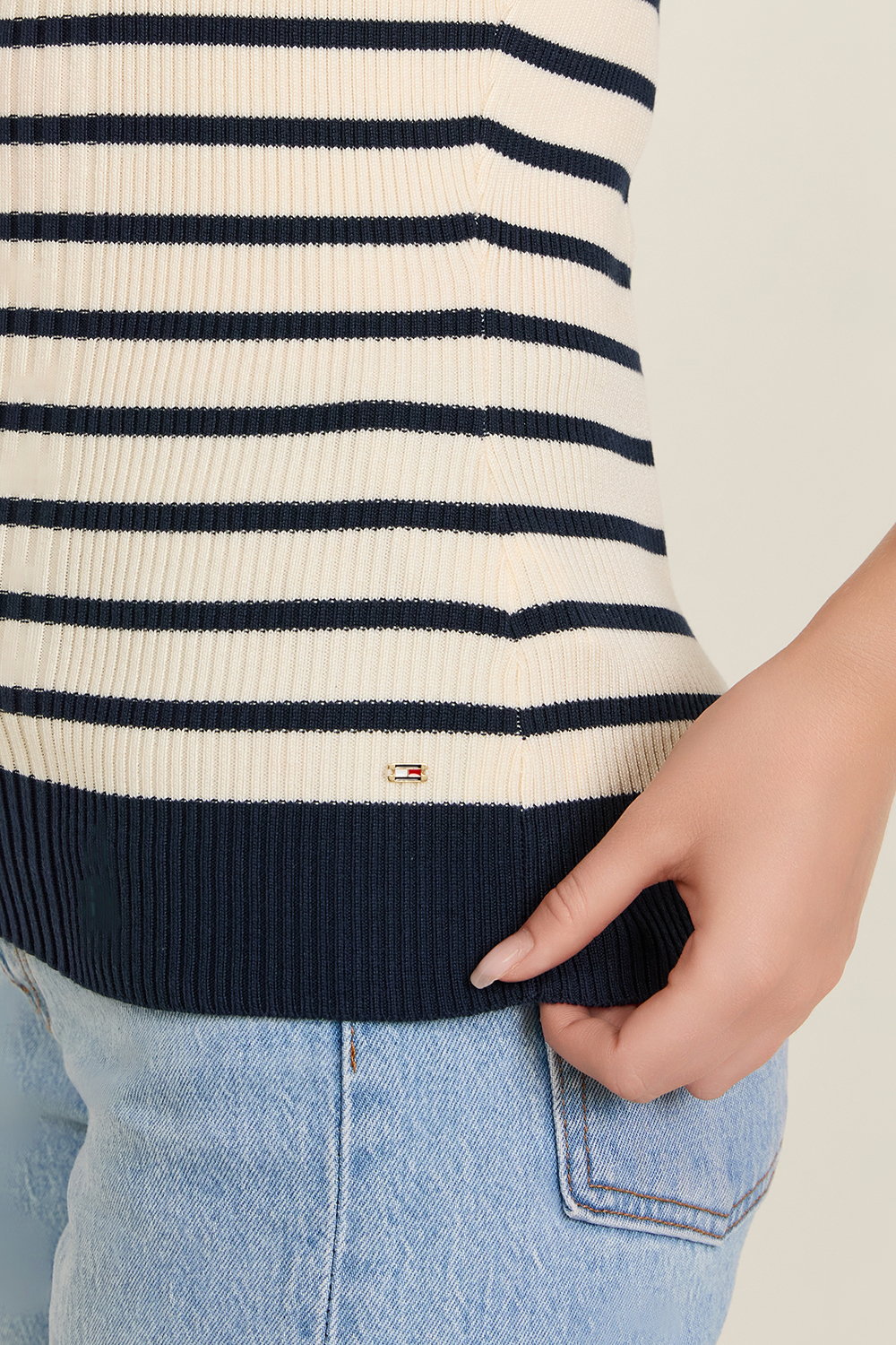 תמונת תקריב דוגמן של סופיה ריצ'י X טומי הילפיגר גופייה