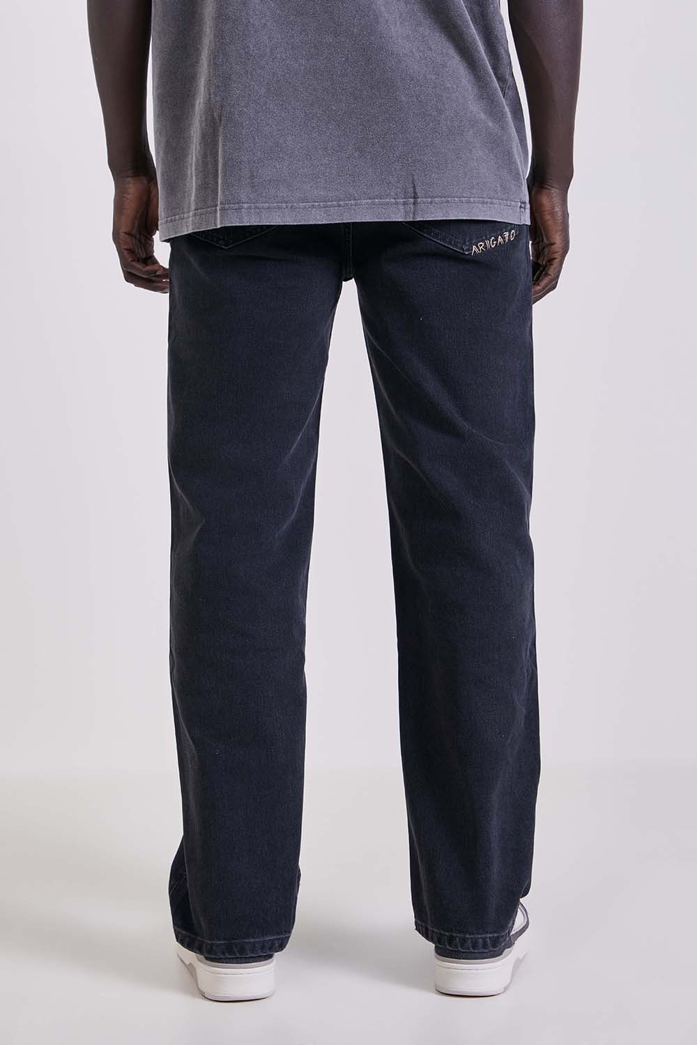 תמונת דוגמן אחורית של מכנסי ג'ינס בגזרה ישרה