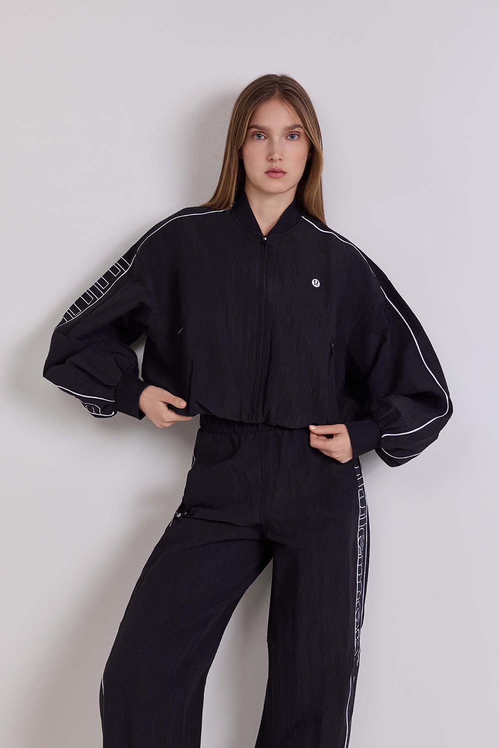 תמונת דוגמן קידמית של Crinkle Nylon Track Jacket Wordmark