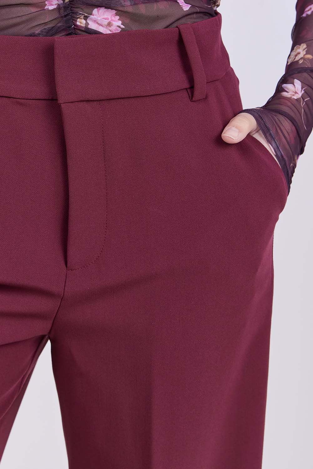 תמונת תקריב דוגמן של מכנסיים ארוכים