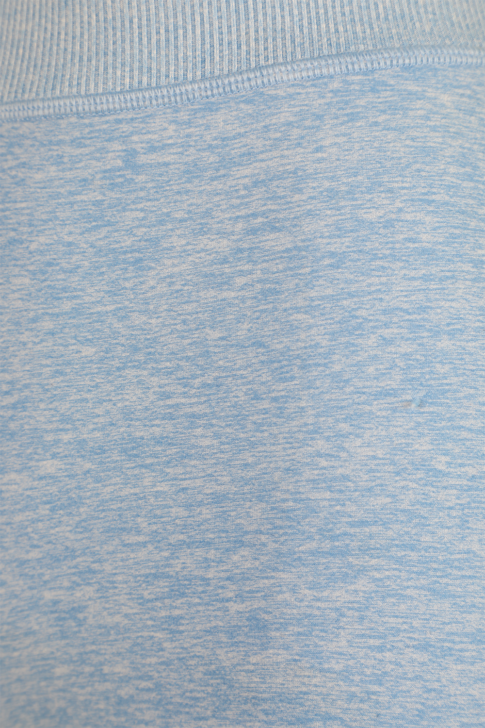 תמונה אחורית של טייץ קפרי שנות ה-90 בגוון תכלת