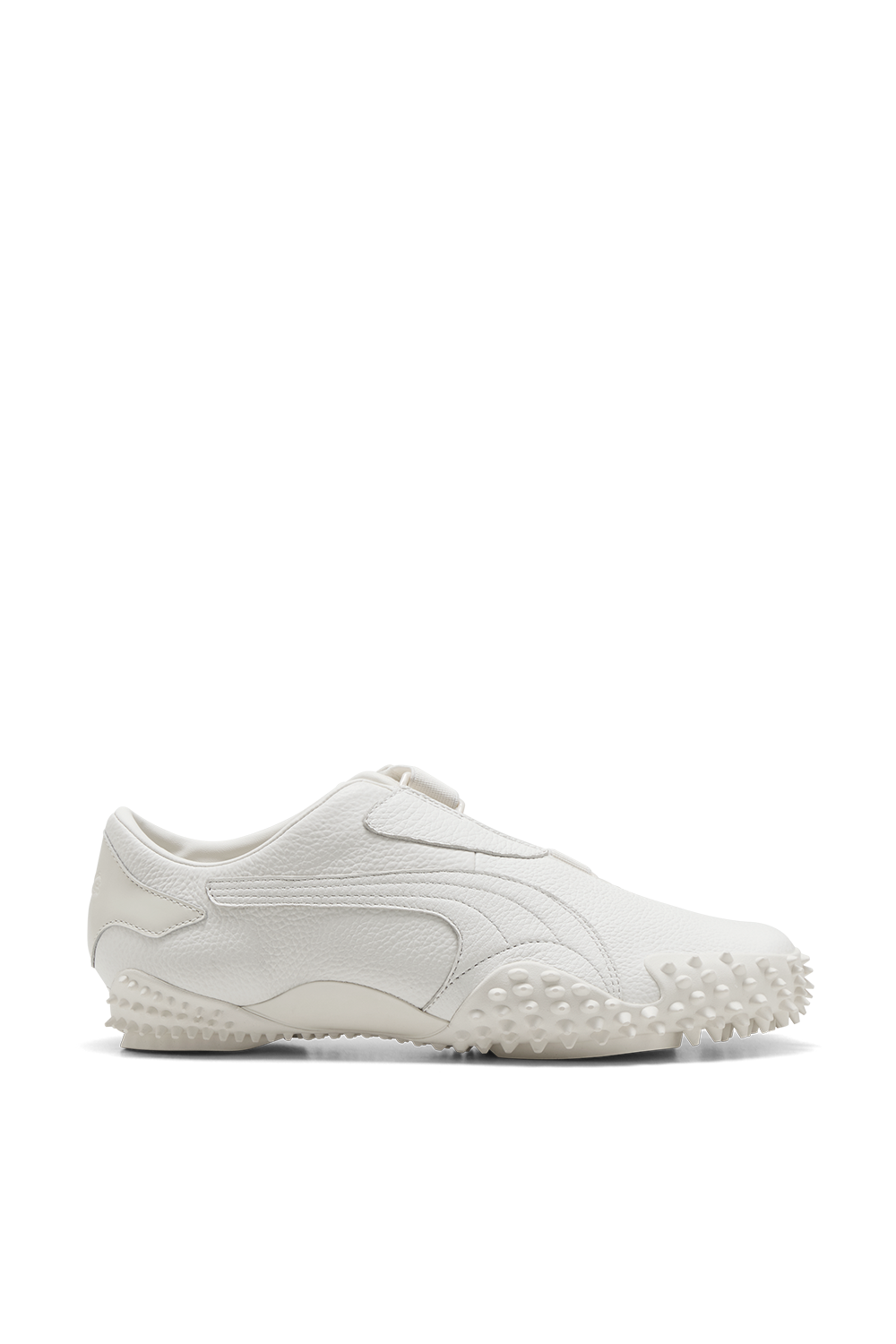 תמונה קידמית של נעלי סניקרס מוסטרו