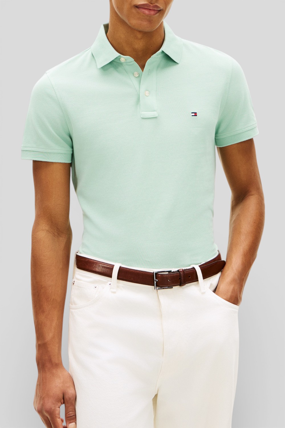 תמונת דוגמן קידמית של חולצת פולו בגזרת סלים