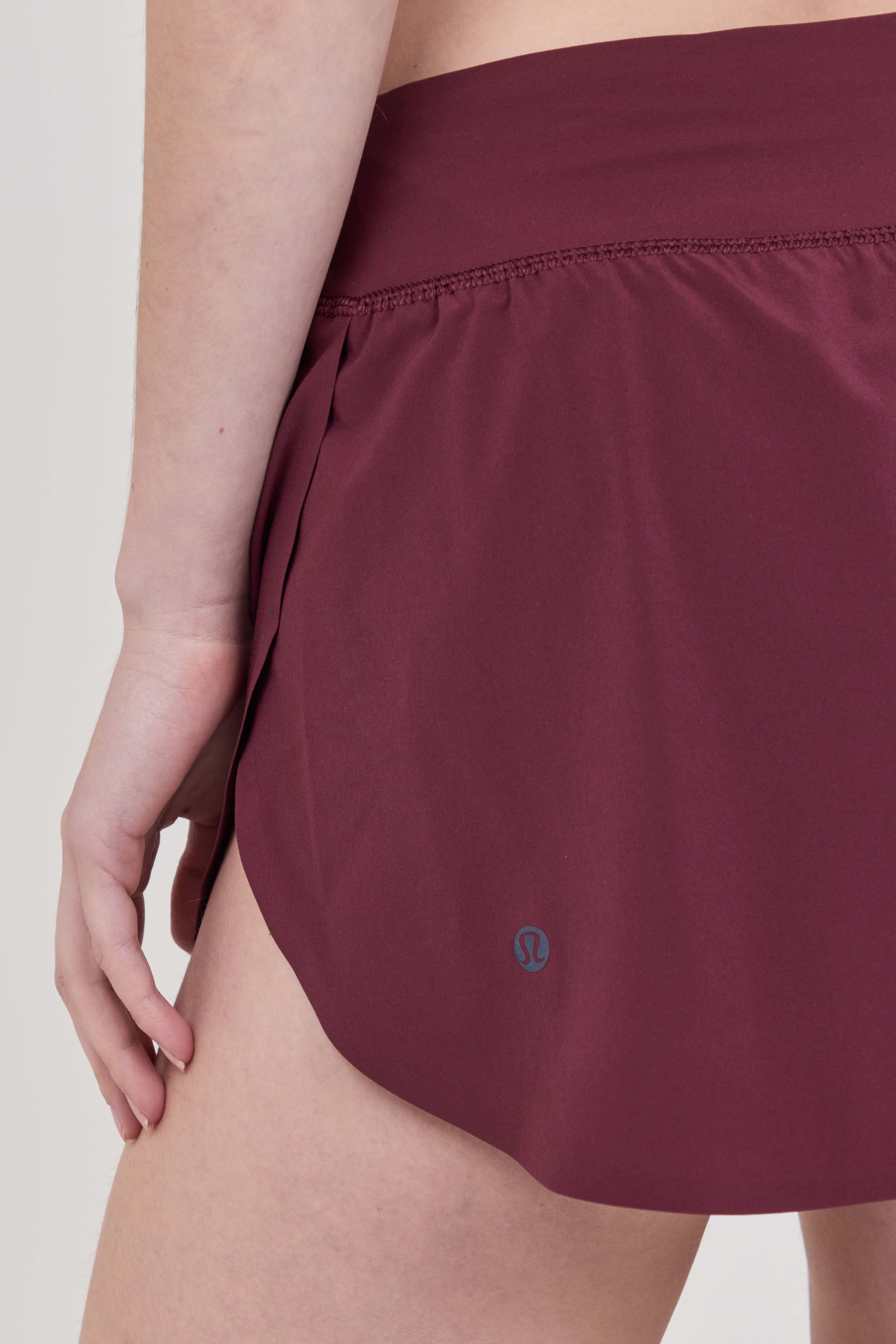 תמונת תקריב דוגמן של Fast and Free High-Rise Classic-Fit Split Short 3''