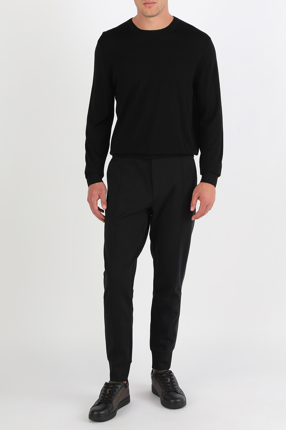 תמונת דוגמן קידמית של נעלי סניקרס מונוגרמיות בגווני שחור וחום