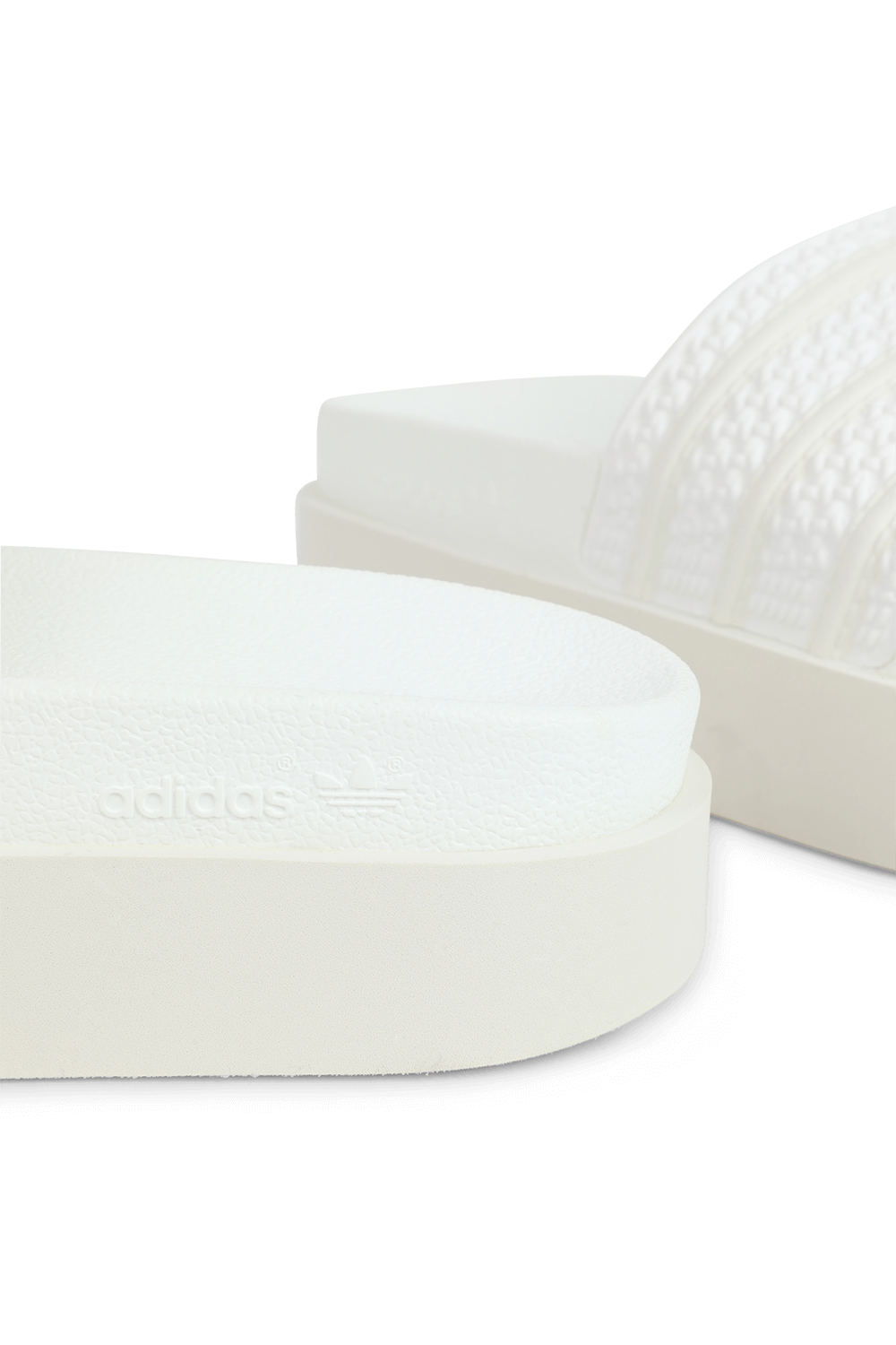 תמונת תקריב של כפכפי סליידס פלטפורמה לבנים