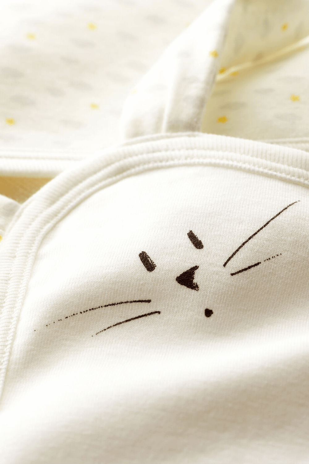 תמונת תקריב של מארז מגבת ובובה תואמים