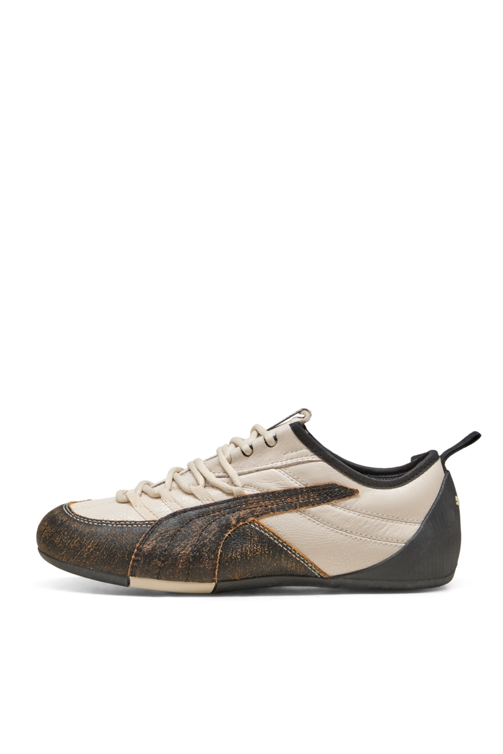 תמונה אחורית של נעלי סניקרס