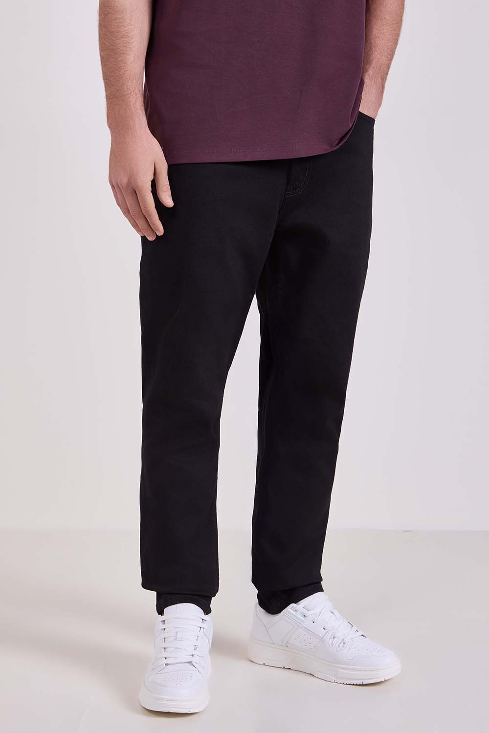 תמונת דוגמן קידמית של מכנסי ג'ינס בגזרה ישרה