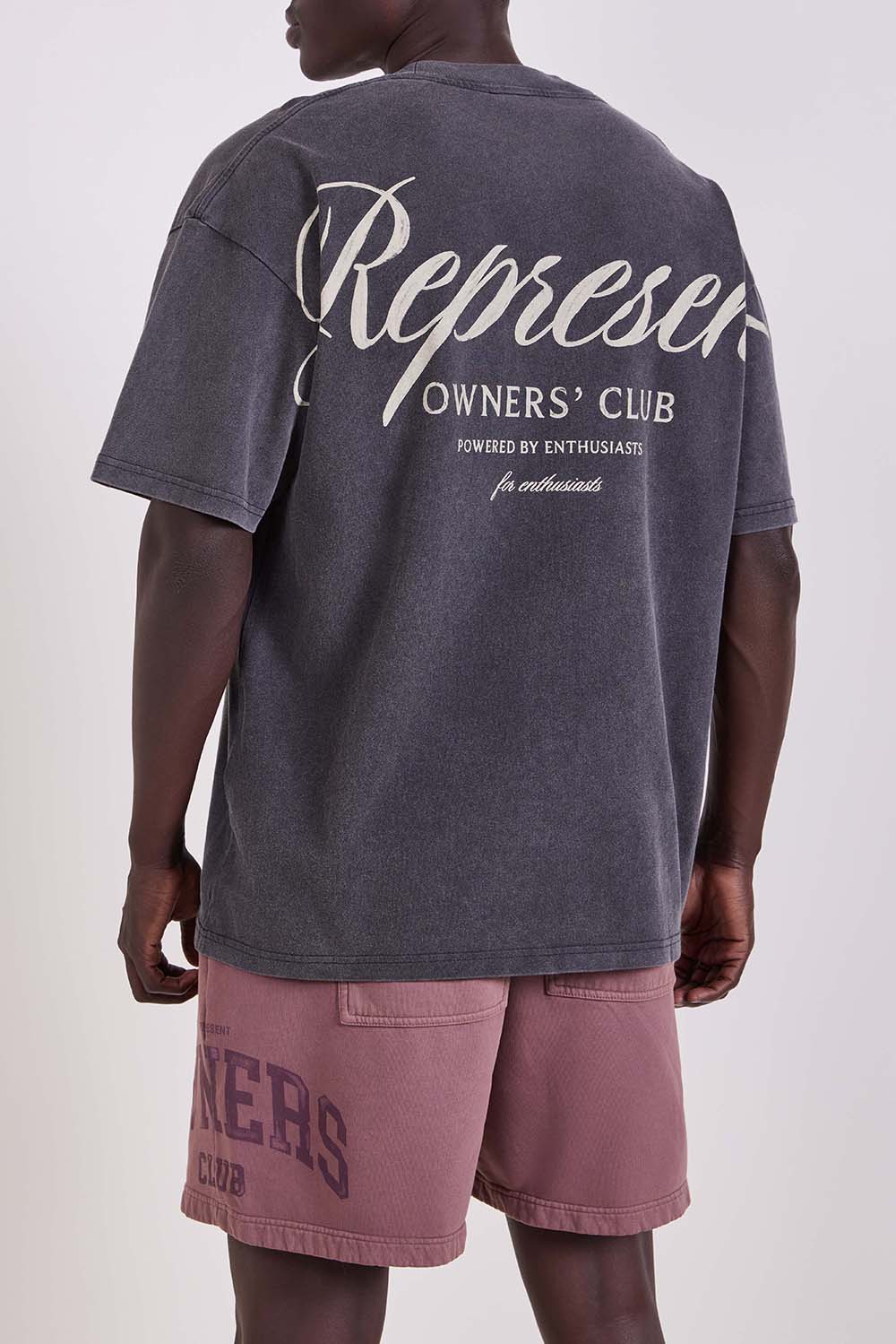 תמונת דוגמן אחורית של חולצת טי