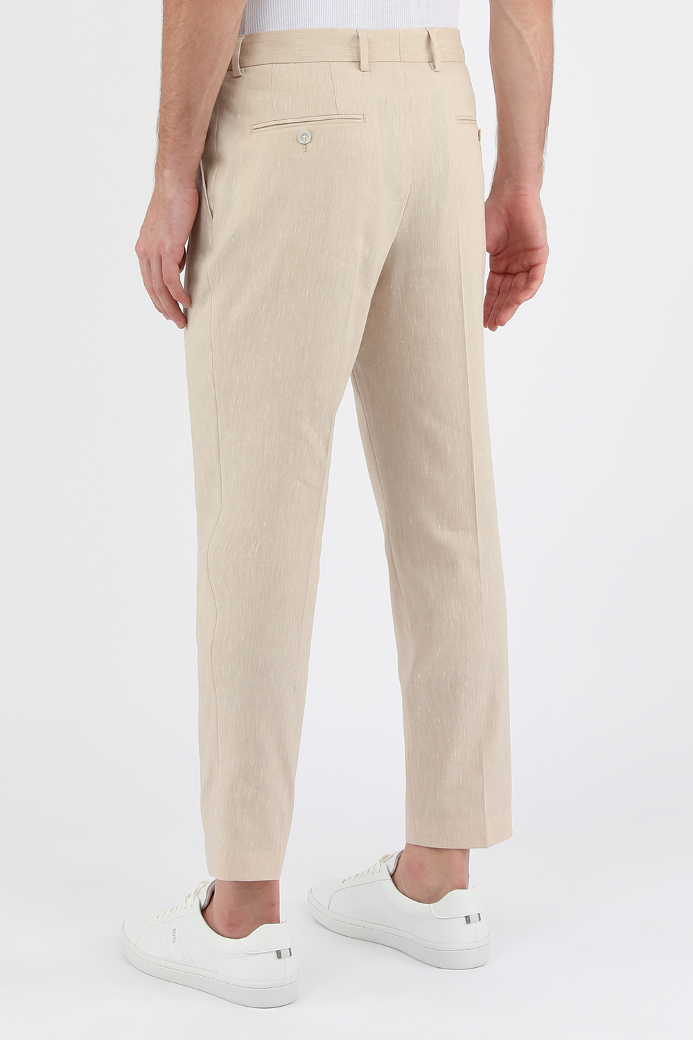 חליפה מחויטת בגוון אוף וויט