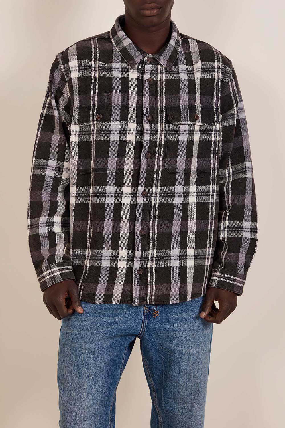 תמונת דוגמן קידמית של חולצה מכופתרת