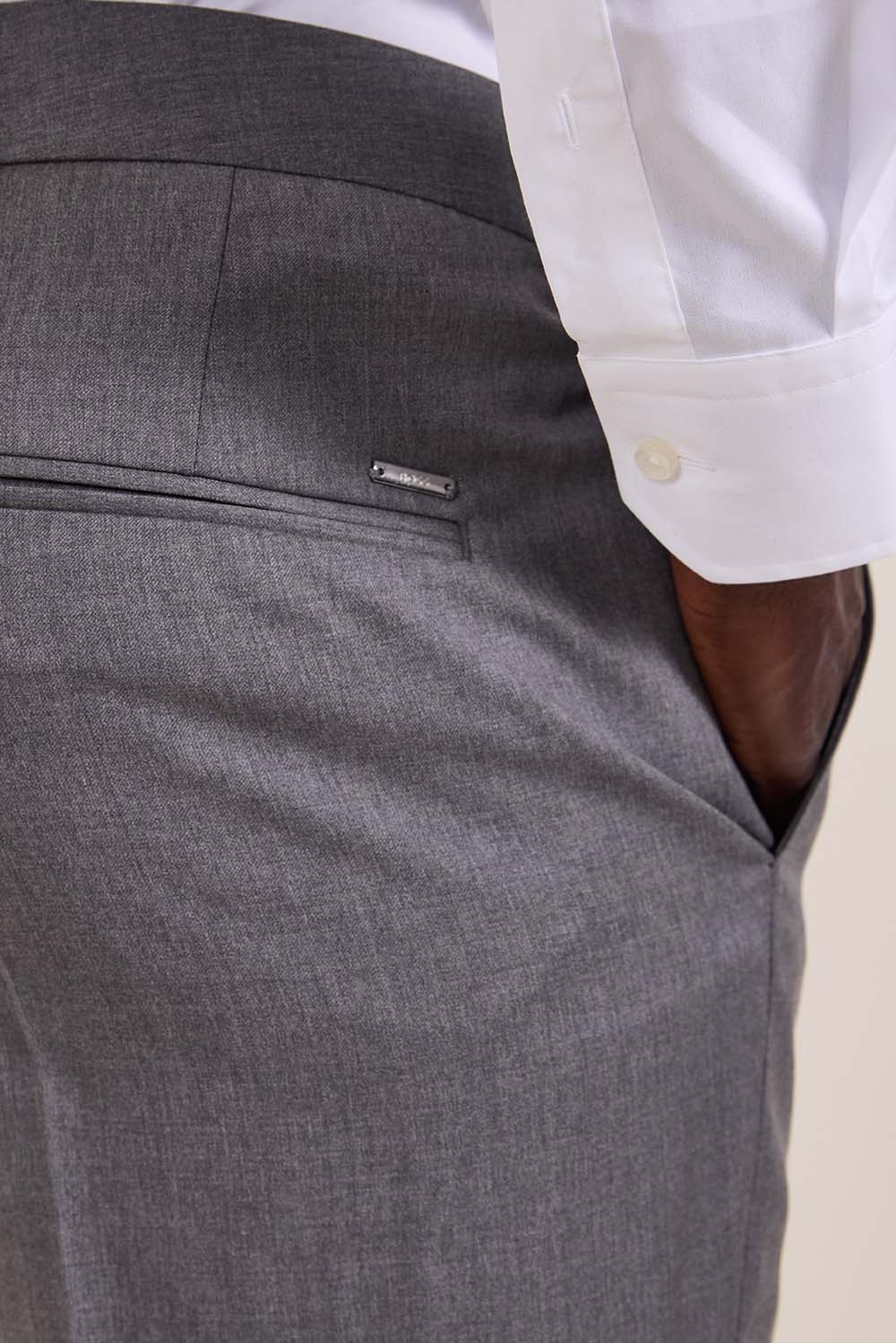 תמונת תקריב דוגמן של מכנסיים מחויטים