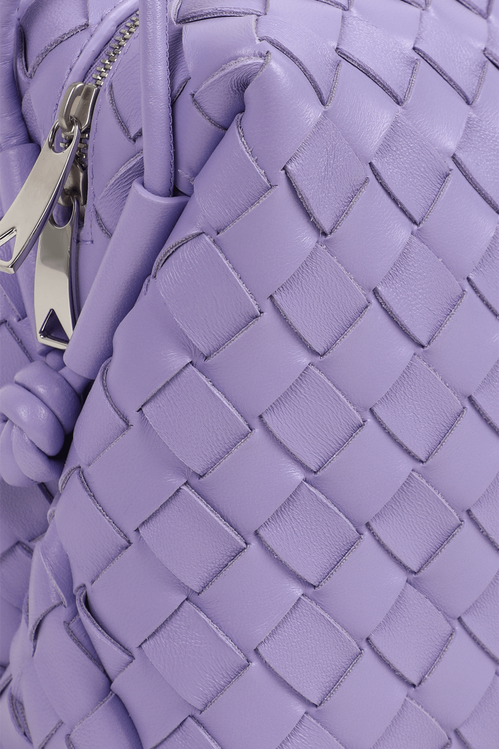 תמונת תקריב של תיק לופ קרוס ארוג מעור