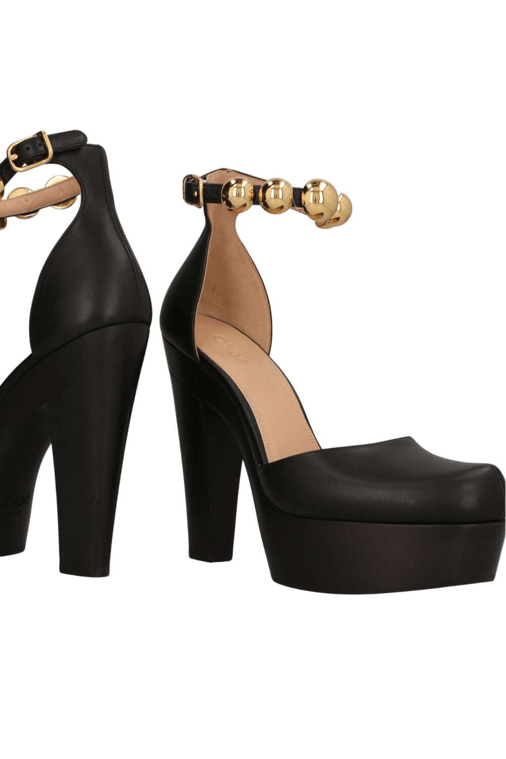 תמונת תקריב של סנדלי עקב פלטפורמה