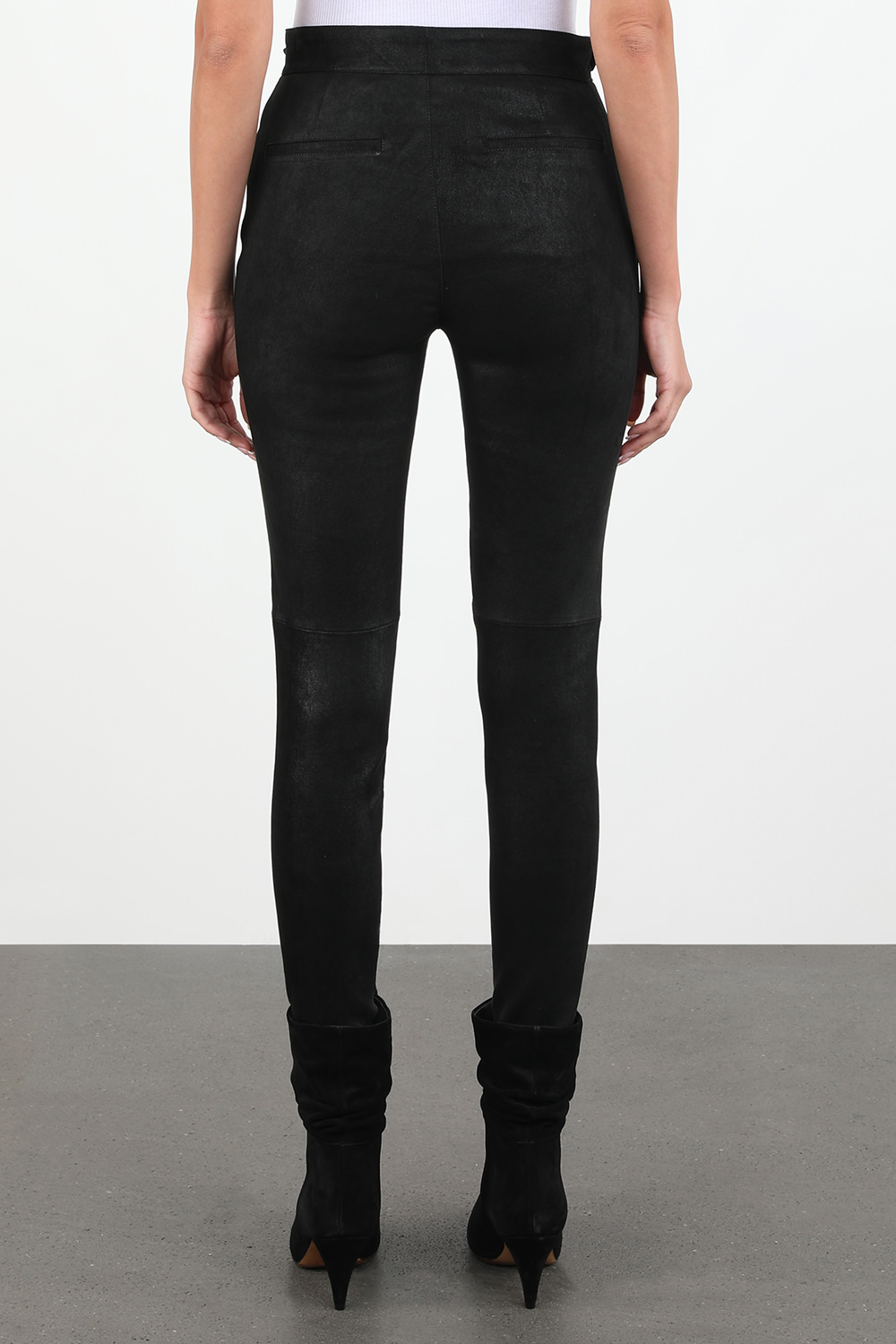 תמונת דוגמן אחורית של מכנסי עור שחורים ארוכים