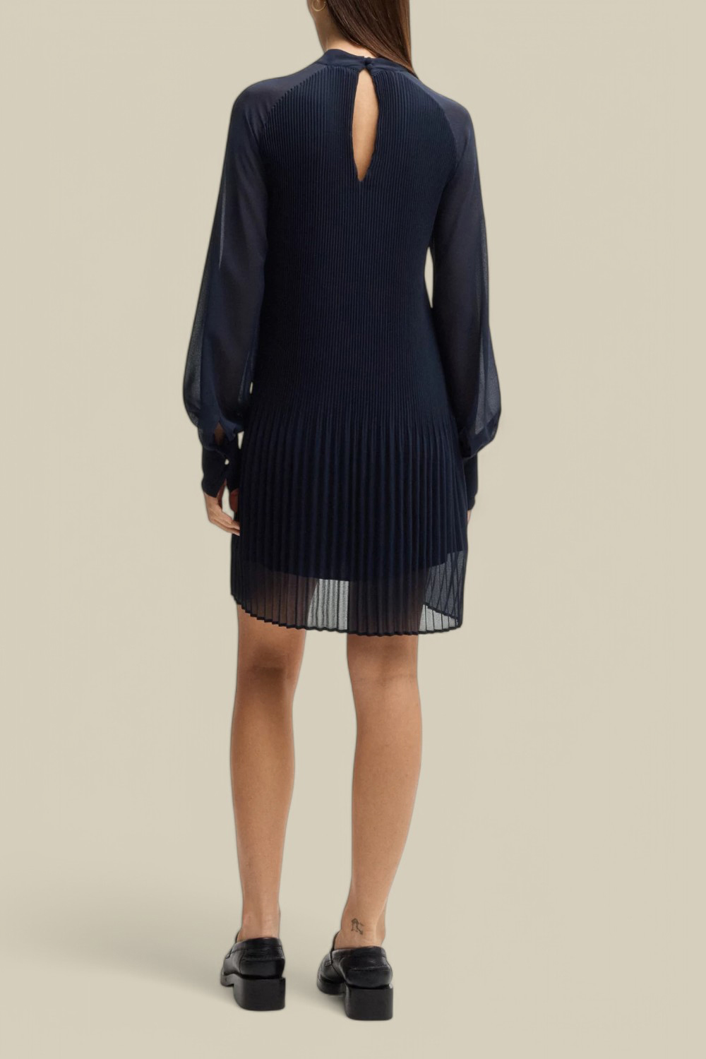 תמונת דוגמן אחורית של שמלת מיני פליסה