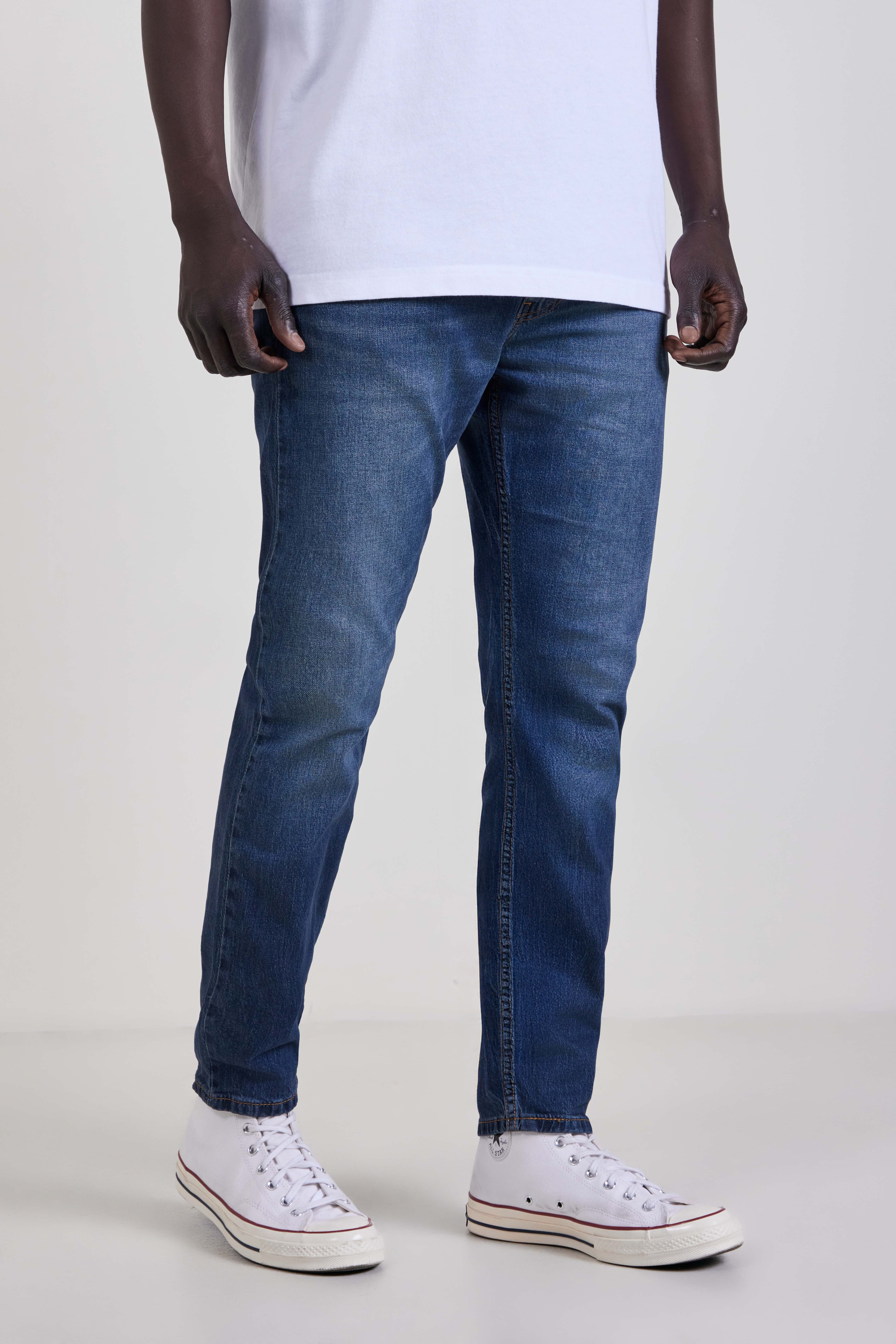 תמונת דוגמן קידמית של מכנסי ג'ינס 502 בגזרת סלים