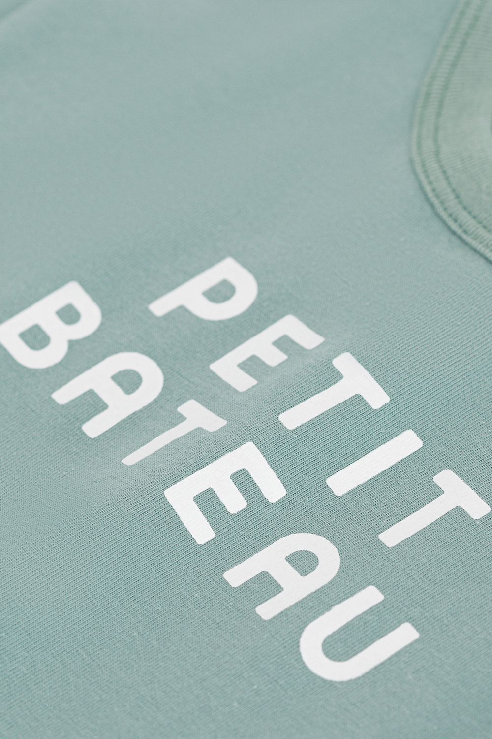 תמונת תקריב של חולצת טי