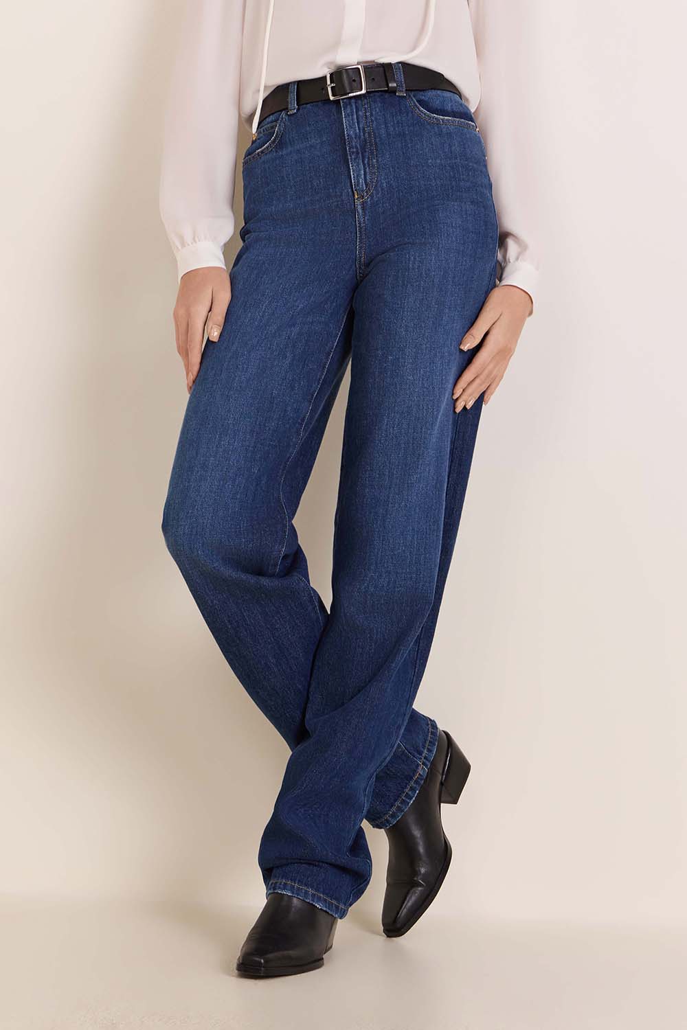 תמונת דוגמן קידמית של מכנסי ג'ינס ישרים