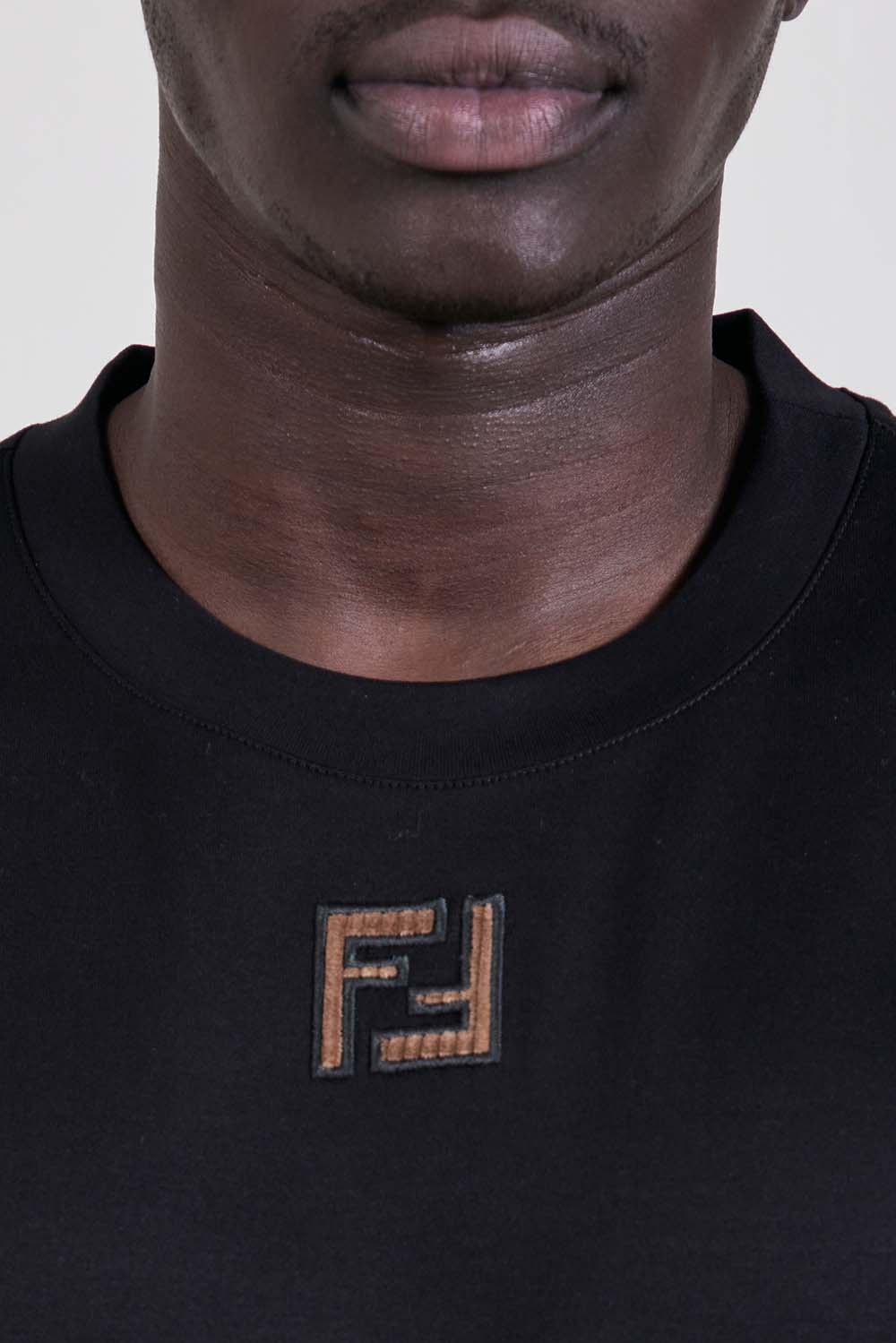 תמונת תקריב דוגמן של חולצת טי