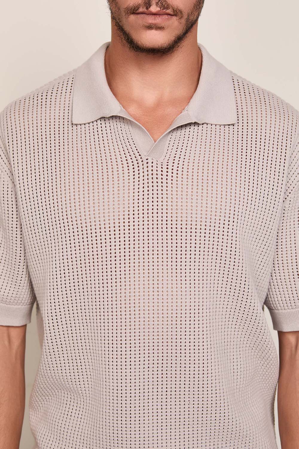 תמונת תקריב דוגמן של חולצת פולו