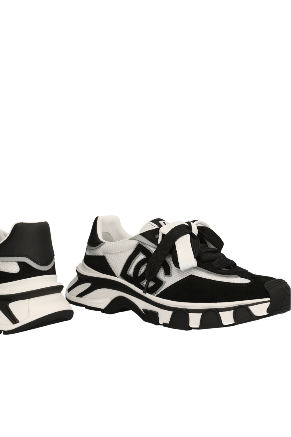 תמונת תקריב של נעלי סניקרס